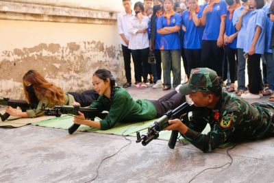 SINH VIÊN KHÓA 60 THAM GIA KHÓA HỌC GIÁO DỤC QUỐC PHÒNG - AN NINH